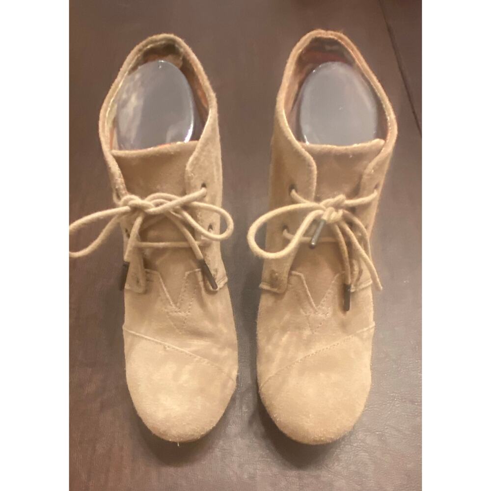 TOMS Suede Desert‎ Wedge Booties Tan Size 9 Classic Fall Boho Cottagecore Staple